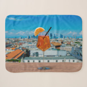 Manta Sherpa Cóctel Spritz en una mesa con vistas a Milán