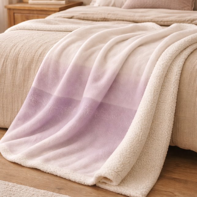 Manta Sherpa con Desvanecimiento de Crepúsculo de  (Pale lavender fades into dusk grey for a layered look across sofas and beds)