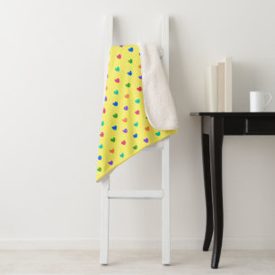 Manta Sherpa Corazones de polka arcoiris sobre amarillo