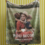 Manta Sherpa Corto corazón te ama la foto del Día de la Madre<br><div class="desc">Cute Heart Love You Mom's Day Photo Sherpa Blanket presenta tu foto favorita con el texto "(corazón de amor) you Mom" en un moderno guión en blanco con tus nombres debajo. Personalice editando el texto en el cuadro de texto proporcionado y agregando su propia imagen. Diseñado por ©Evco Studio www.zazzle.com/store/evcostudio...</div>