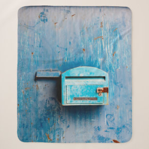 Manta Sherpa Cuadro de correo antiguo en la puerta, fondo, azul