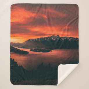 MANTA SHERPA CUERPO DE AGUA CERCA DE MONTAÑAS EN GOLDEN HOUR