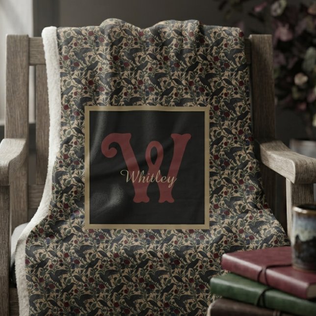 Manta Sherpa Cuervo barroco de ónix temperamental (Baroque raven monogram sherpa blanket for dark academia students reading on cozy autumn evenings.)