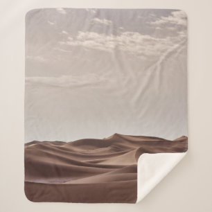 MANTA SHERPA DESIERTO MARRÓN BAJO NUBES BLANCOS