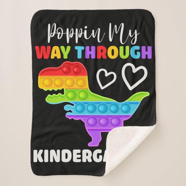 Manta Sherpa Dinosaur Poppin My way Through Kindergarten (Anverso)