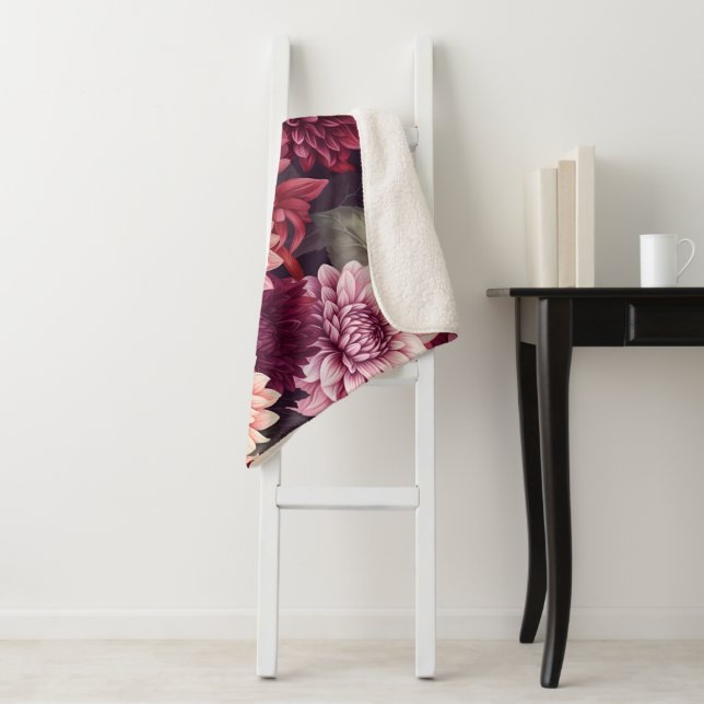 Manta Sherpa Diseño del patrón Dahlia rosa rojo acuarela (In situ)