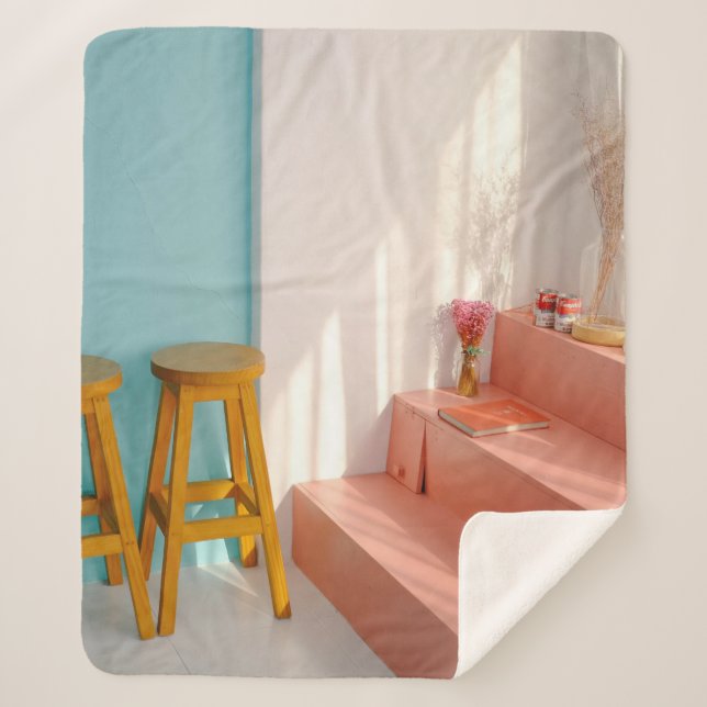 Manta Sherpa Dos taburetes amarillos de bar de madera (Anverso)