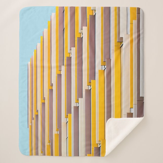 MANTA SHERPA EDIFICIO DE CONCRETO AMARILLO DURANTE EL DÍA (Anverso)