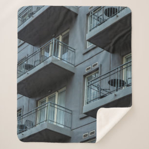 MANTA SHERPA EDIFICIO DE CONCRETO BLANCO CON LLUVIAS METALIZADO