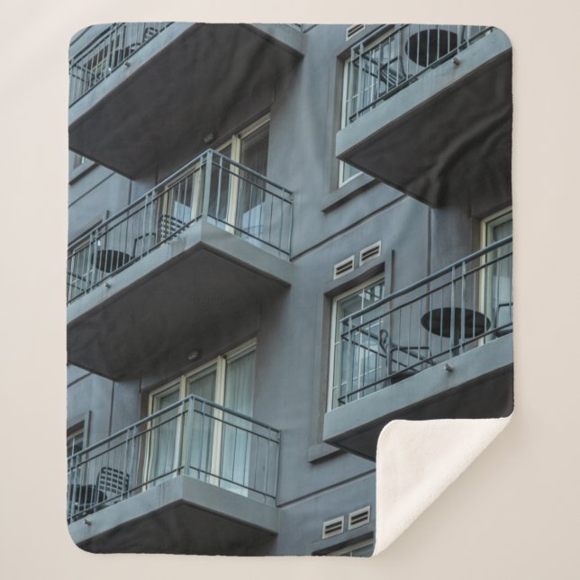 MANTA SHERPA EDIFICIO DE CONCRETO BLANCO CON LLUVIAS METALIZADO (Anverso)