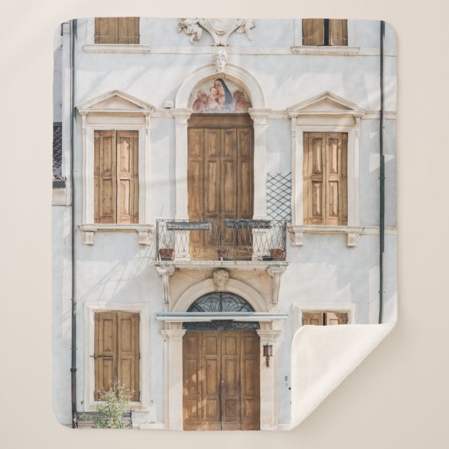 MANTA SHERPA EDIFICIO DE CONCRETO BLANCO CON PUERTAS DE MADERA  (Anverso)