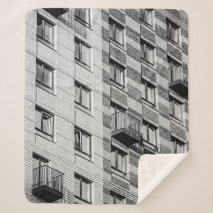 MANTA SHERPA EDIFICIO DE CONCRETO BLANCO Y NEGRO