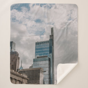 MANTA SHERPA EDIFICIO DE CONCRETO GRIS BAJO CIELO DE COLOR DURA