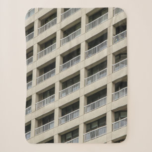 Manta Sherpa Edificio de hormigón blanco durante el día