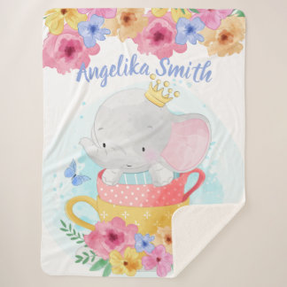 Manta Sherpa Elefante en una taza de té con flores y nombre per