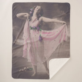 Manta Sherpa Elegancia vintage en vestimenta floral rosa