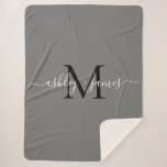 Manta Sherpa Elegante guión de monograma Nombres Gris Negros Re<br><div class="desc">Moda, manta de sherpa monogramada moderna y simple con tus nombres y monograma en caligrafía de escritura blanca y elegante manuscrita y tipografía moderna negra en un fondo gris. Este elegante diseño es un regalo de lujo perfecto para la pareja recién casada. Si necesita ayuda o productos coincidentes, póngase en...</div>