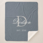 Manta Sherpa Elegante Monograma Boda Dusty Blue Establecido<br><div class="desc">Elegante Boda Dusty Blue Establecido Monograma Sherpa BlanketDiseñado con personalizable de fondo azul polvoriento y gris claro inicial en el centro. Personalizado con el apellido de la pareja en la elegante escritura de caligrafía blanca y el año establecido está en el centro inferior. Hace un gran regalo de bienvenida o...</div>