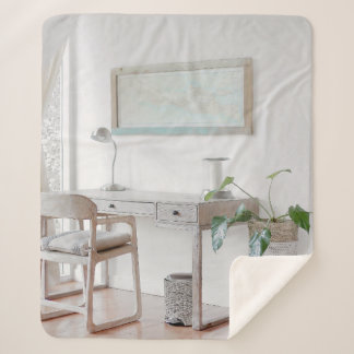 MANTA SHERPA ESCRITORIO VACÍO CERCA DE LA CORTINA