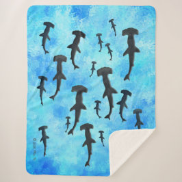 Manta Sherpa Escuela de tiburones martillo en Silhouette