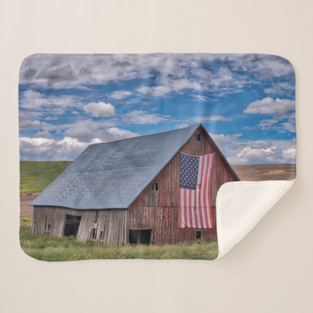 Manta Sherpa Farms | Rustic Red Barn With American Flag (Anverso (horizontal))