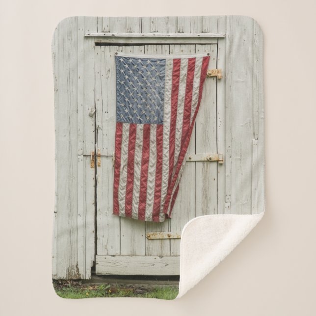 Manta Sherpa Farms | White Barn Door With American Flag (Anverso)