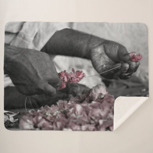 Manta Sherpa Flor gris y rosa en las manos