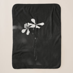 Manta Sherpa floral en blanco y negro minimalista