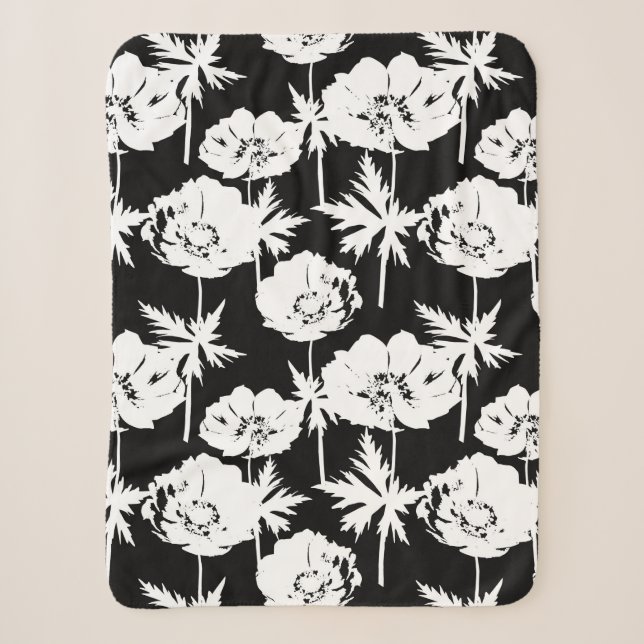Manta Sherpa Flores blancas en negro. (Anverso)