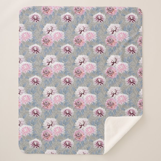 Manta Sherpa Flores blancas, rosadas sobre gris. (Anverso)