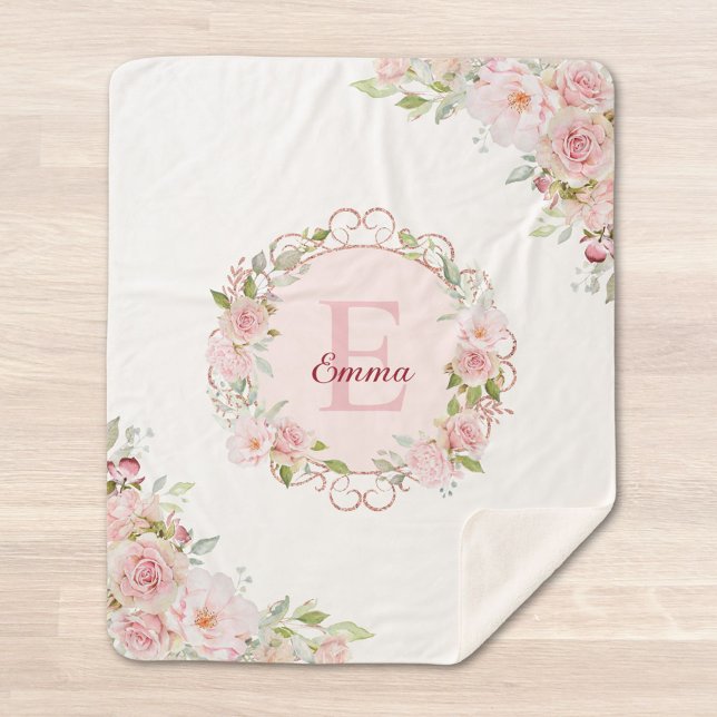 Manta Sherpa Flores de Rosa Rosa Blush de Acuarela con Monogram (Close up)