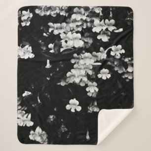 Manta Sherpa Flores de trompeta (blanco y negro)
