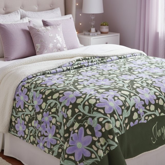 Manta Sherpa Flores púrpuras entre enredaderas (Feminine purple lilac flowers with vines are both pretty and whimsical. Great for any girls room.)