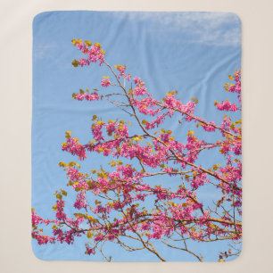 MANTA SHERPA FLORES ROJO Y AMARILLO BAJO CIELO AZUL