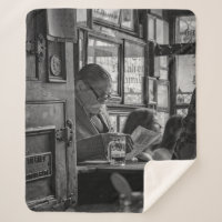 FOTO DE GREYSCALE DE HOMBRE SENTADO MIENTRAS LEÍA