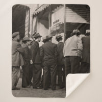 FOTOGRAFÍA DE GRAYSCALE DE HOMBRES PARADOS CERCA D