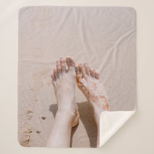 Manta Sherpa Fotografía selectiva de los pies con tatuaje