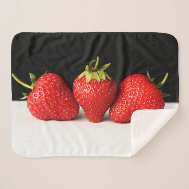 Manta Sherpa Fresas En Blanco Sobre Negro (Anverso (horizontal))