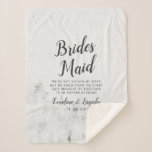 Manta Sherpa Frosted Pina Rústico Blanco A La Cita De La Noviar<br><div class="desc">Frosted Pines Rustic White Mountain Range Snowy Winter Design con Pinos Pintados a Mano, Fondo de Textura de Papel Acuático y Paleta de colores blanco gris y negro mutado. Perfecto para una boda de invierno o un alojamiento al aire libre Con fuentes modernas de escritura de cepillo de moda y...</div>