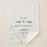 Manta Sherpa Frosted Pines Rustic The New Mr & Mrs Newlyweds<br><div class="desc">Frosted Pines Rustic White Mountain Range Snowy Winter Design con Pinos Pintados a Mano, Fondo de Textura de Papel Acuático y Paleta de colores blanco gris y negro mutado. Perfecto para una boda de invierno, o alojamiento al aire libre Con fuentes modernas de escritura de cepillo de moda, y un...</div>