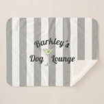 Manta Sherpa Funny Perro Lounge Taupe Stripes Personalizados<br><div class="desc">Amplíe su perro con una manta de sherpa lujosamente suave en taupe (beige gris) y rayas de toldo blancas con el nombre de su mascota y un vaso de martini con texto de "salón de perros". Simplemente personaliza el nombre del perro que se muestra en la plantilla de diseño con...</div>