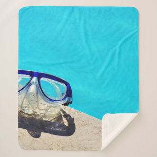 Manta Sherpa Gafas de natación con marcos azules cerca de la p