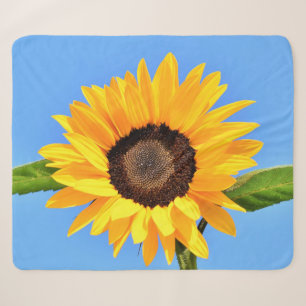 Manta Sherpa Girasol amarillo contra el sol en el cielo azul -
