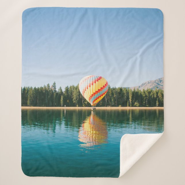 Manta Sherpa Globo de aire caliente amarillo, rojo y azul cerca (Anverso)