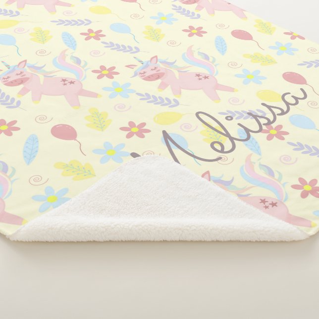 Manta Sherpa globos unicornio arco iris monograma pastel (3/4)