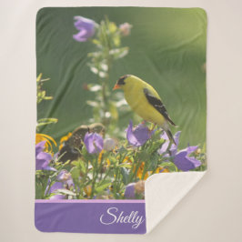 Manta Sherpa Goldfinch en una flor harebell