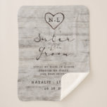 Manta Sherpa Hermana de Birch Birch de Groom<br><div class="desc">Madera de Birch Rústica tallada con diseño de corteza de árbol de bircho blanco y gris envejecido, y una patina angustiada con aspecto capeado. Este nuevo diseño de madera muestra las iniciales de la pareja talladas en la forma del corazón dentro del árbol. Además, los tipos de letra de moda...</div>