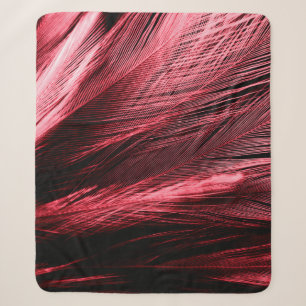Manta Sherpa Hermosas plumas rojas abstractas sobre fondo oscur