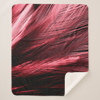 Manta Sherpa Hermosas plumas rojas abstractas sobre fondo oscur