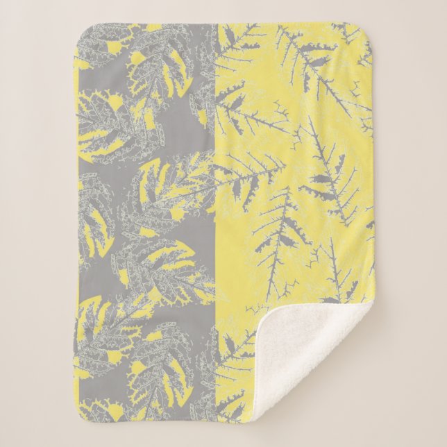 Manta Sherpa Hojas grises y amarillas en un fondo rayado. (Anverso)